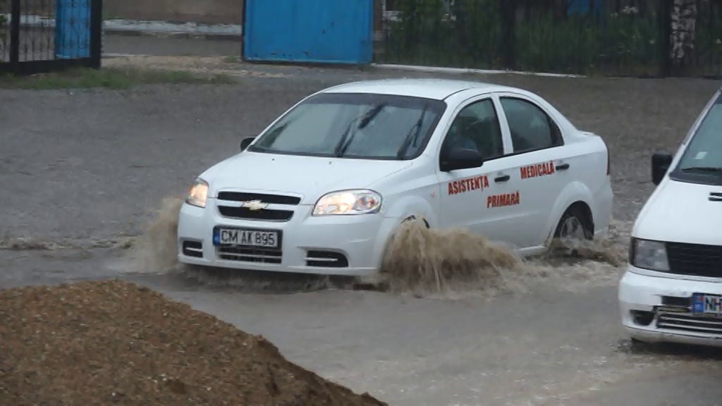 Inundații de durată  la Cimișlia după ploile de aproape două luni