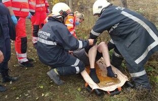 Bărbat salvat după ce a căzut într-o fântână