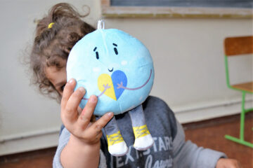 Echipele mobile „PIDTRIMKA”/CNPAC le oferă copiilor din Ucraina jucării create special pentru ei