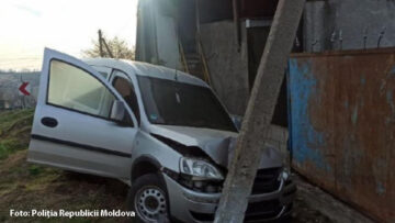 Doi tineri din Cantemir au jefuit și incendiat o casă de rugăciuni, dar și s-au izbit într-un stâlp cu o mașină furată
