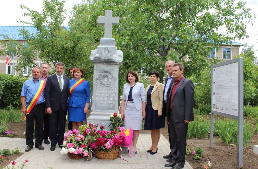Inaugurarea monumentului Paraskiewei Wiszniowska în curtea gimnaziului din Vișniovca