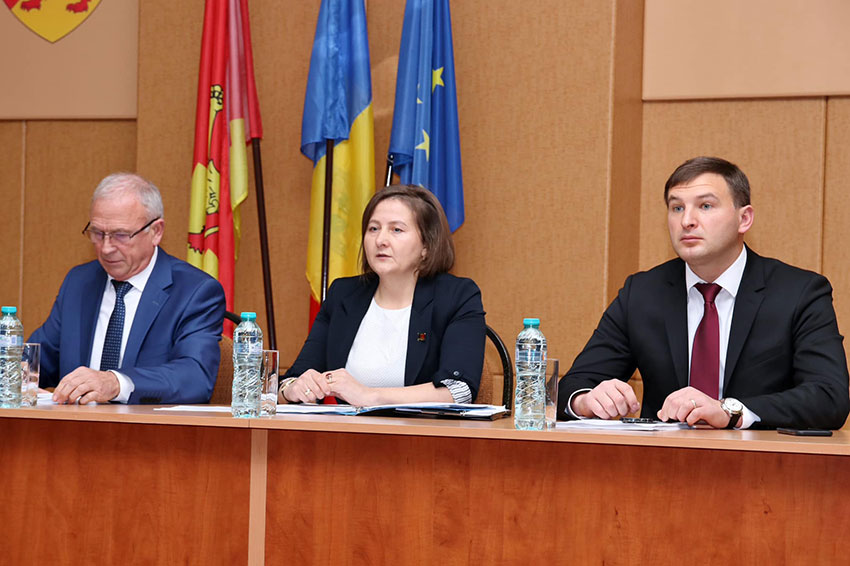 În imagine (de la dreapta la stânga): președintele raionului Cimișlia, Mihail Olărescu; președinta ședinței, Victoria Cîrlan, și secretarul Consiliului raional, Gheorghe Netedu
